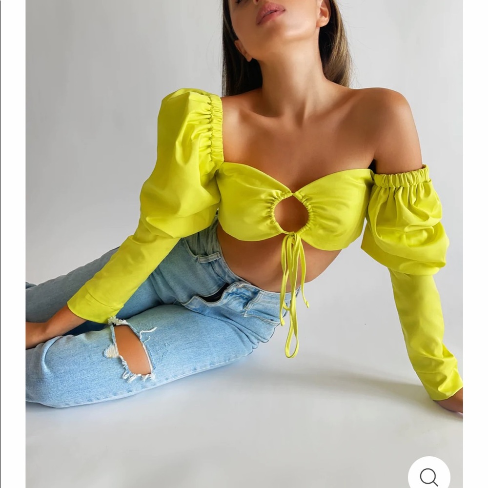 Tops for days NWT yellow puff sleeved crop top size M